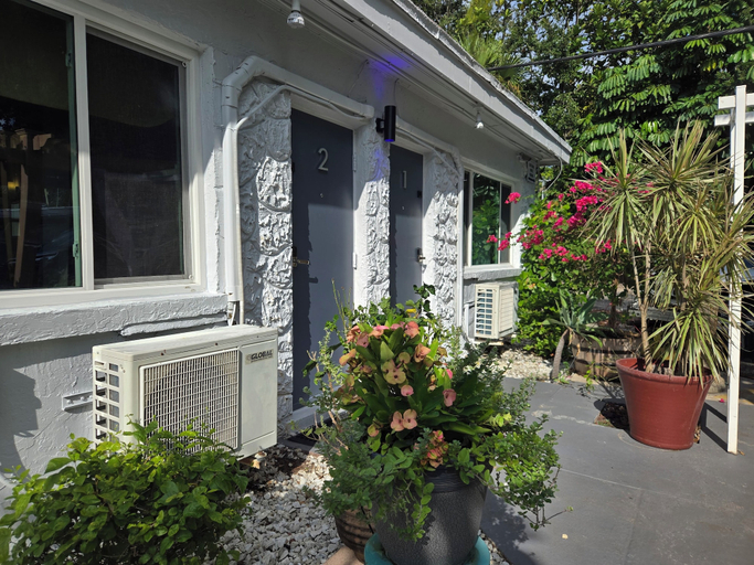 Exterior & Views 2, Barefoot Mailman Inn & Suites, Palm Beach