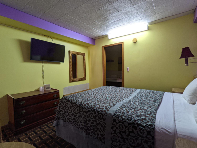 Bedroom 3, Great Plains Budget Inn, Lancaster