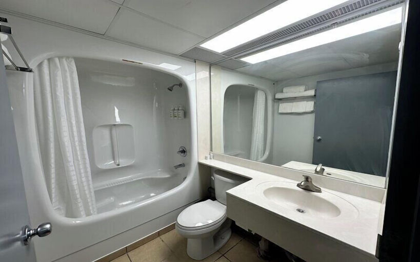 Bathroom 3, Lac House Inn, Division No. 1