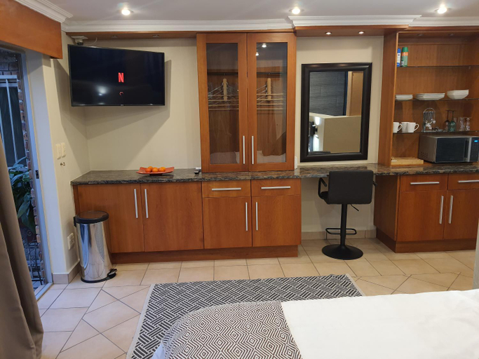Others 5, Bikkurim Inn, Ehlanzeni