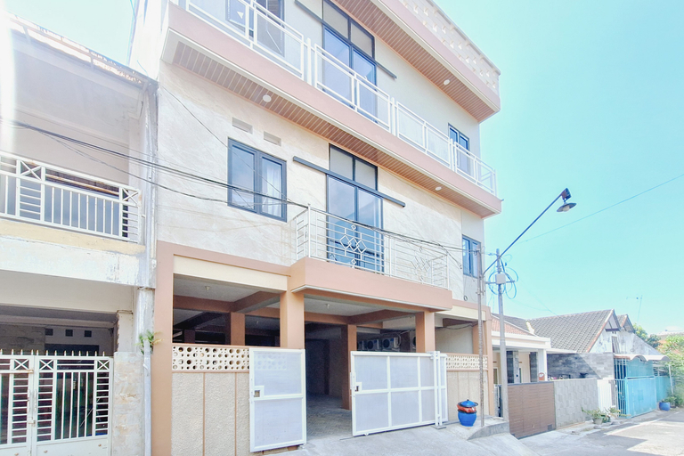 Exterior & Views 2, RedDoorz near Malang Creative Center, Malang