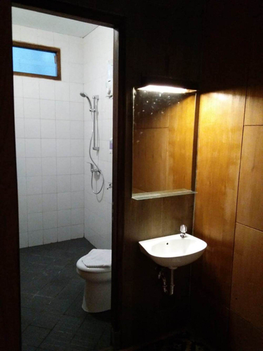 Bathroom 13