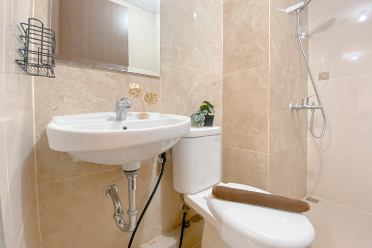 Bathroom 5, Cozy and Good Place 2BR Transpark Cibubur Apartment By Travelio, Depok