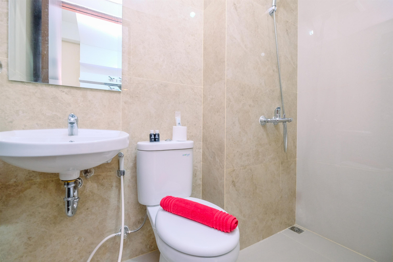 Bathroom 5, Best Price Studio Room Transpark Cibubur Apartment By Travelio, Depok