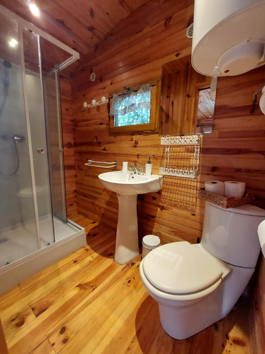 Bathroom 2, Les Copains à Bord - chambres d'hôtes et roulottes, Lozère