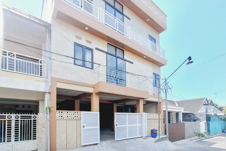 Exterior & Views 2, RedDoorz near Malang Creative Center, Malang