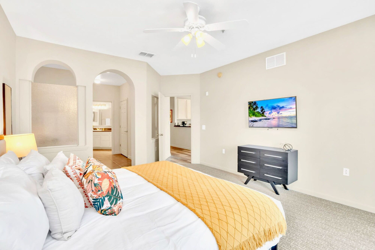 Room 2, 3BR Condo - Pool Hot Tub Sauna - Near Disney, Orange