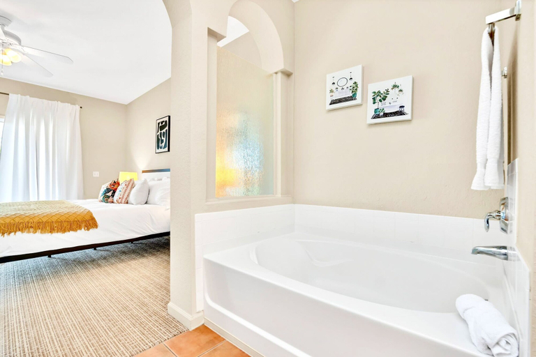 Room 3, 3BR Condo - Pool Hot Tub Sauna - Near Disney, Orange