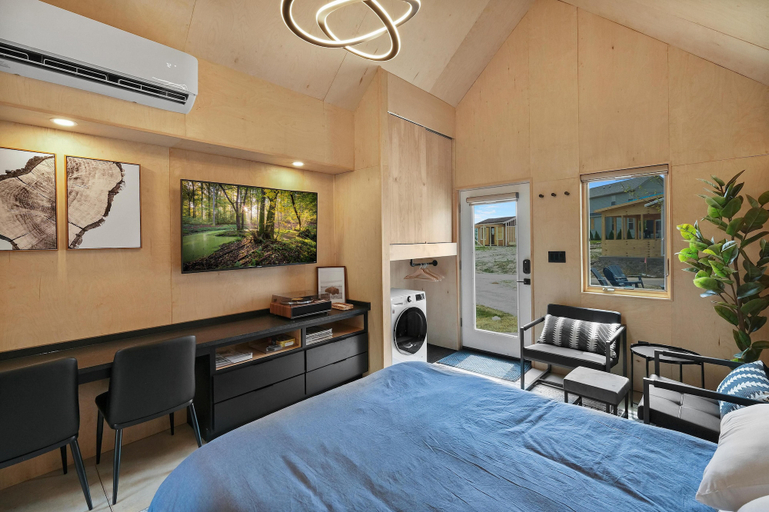 Bunkies- The Hold, La Salle