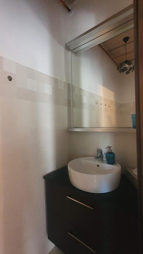 Bathroom 3, Mayday Cottage, Szentendre