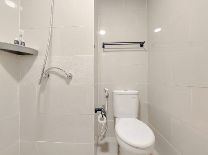 Bathroom 5, Relaxing Studio at Podomoro City Deli Medan Apartment By Travelio, Medan