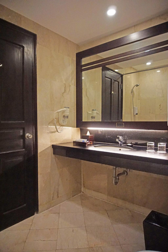 Bathroom 10