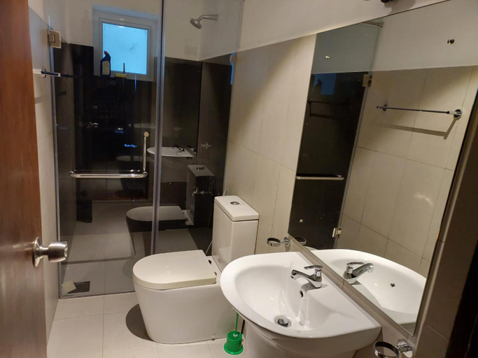 Bathroom, Luxe Highway Residencies Penthouse, Maharagama