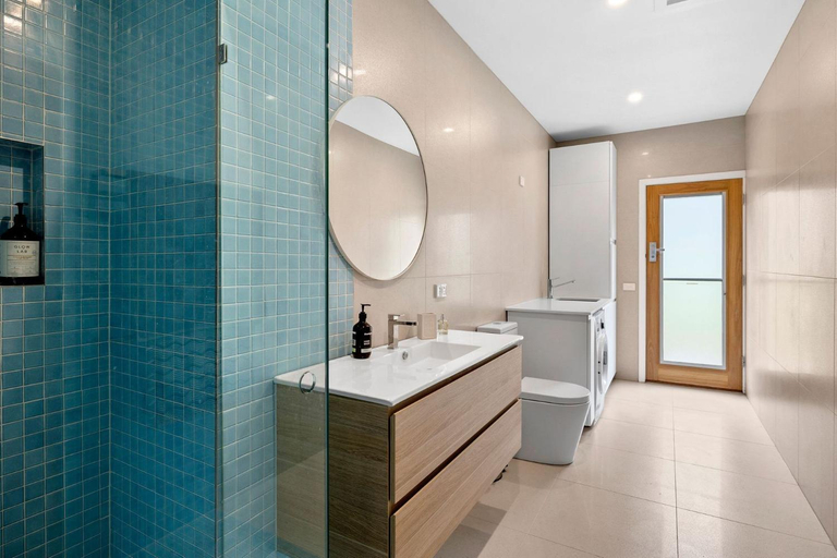Others 5, Smith, Surf Coast - West