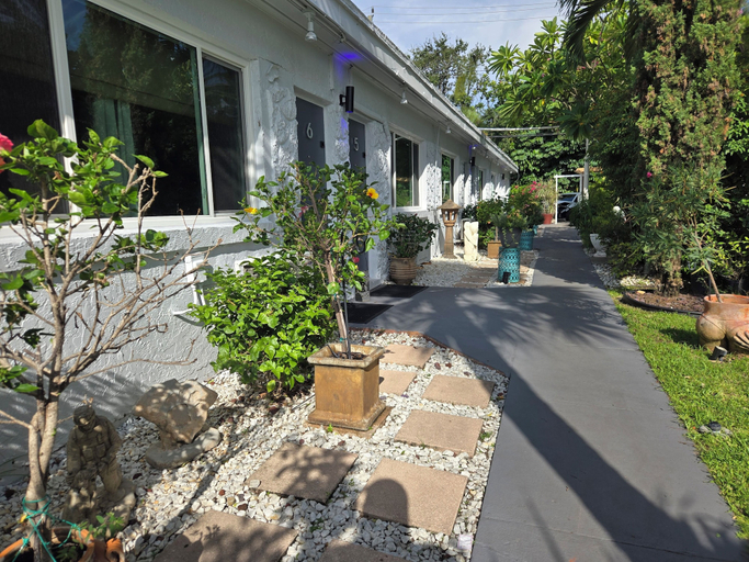 Exterior & Views 2, Barefoot Mailman Inn & Suites, Palm Beach