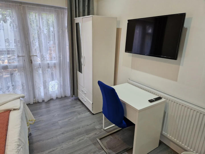 Others 4, Impeccable 1-bed Apartment in Ilford, London