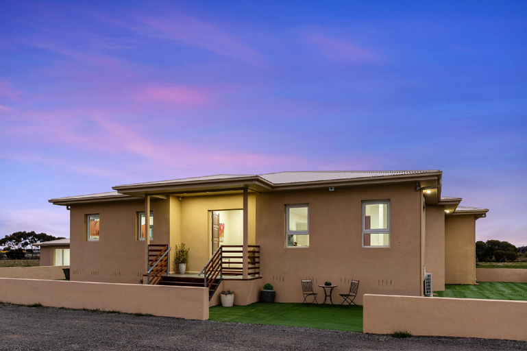 Modern 5 Bdrm House near Melb Airport, Sleep 10 , Hume - Sunbury
