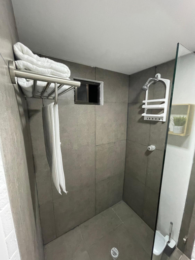 Bathroom 4, The Cabins, Tamanique