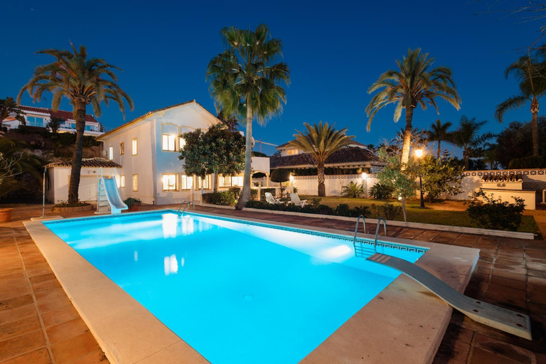 Sport & Beauty 2, Spacious house with pool, garden and solarium in Las Chapas, Marbella, Málaga