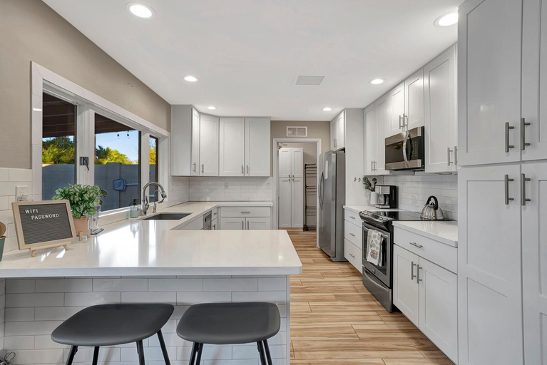 Others 5, Scottsdale Designer Oasis - Private Pool & Insta Getaway, Maricopa