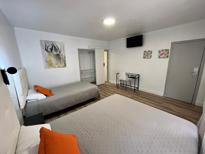 Others 5, Hostal ARS, Girona