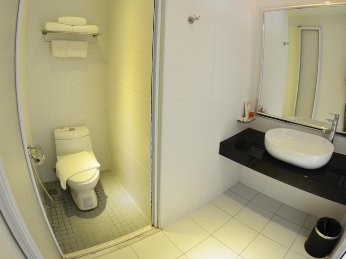 Bathroom 10