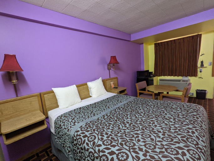 Bedroom 5, Great Plains Budget Inn, Lancaster