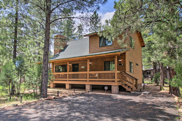 Charming Show Low Cabin with Fire Pit Near Hiking!, Navajo