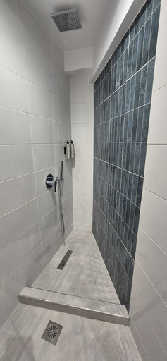 Bathroom 5, Figleaf Kypseli, Attica