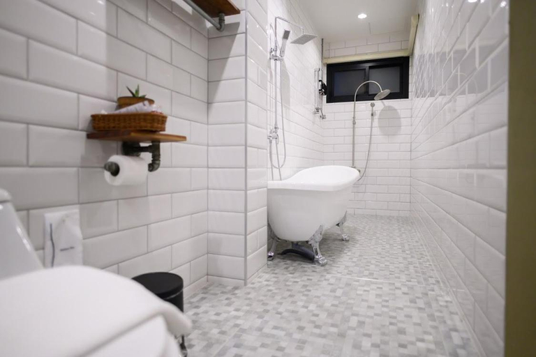 Bathroom 4, Dream Factory Hotel & Rooftop Bar, Muang Udon Thani