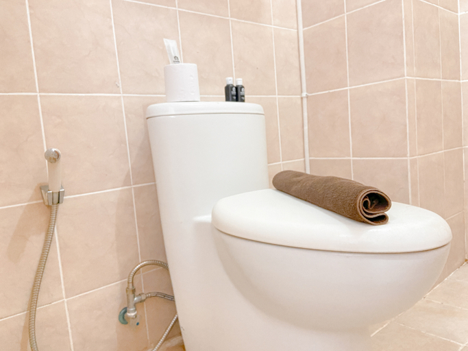 Bathroom, Modern Studio Room at Apartment Pinewood By Travelio, Sumedang