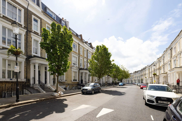 Room 2, Spacious Apartment With Office Rear Terrace, London