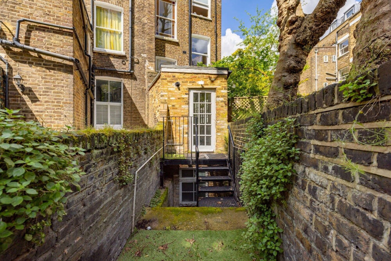 Room 5, Spacious Apartment With Office Rear Terrace, London