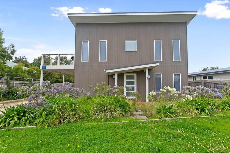 Charlie’s Beach House 1Block to Beach Pet Friendly, Colac-Otway - South