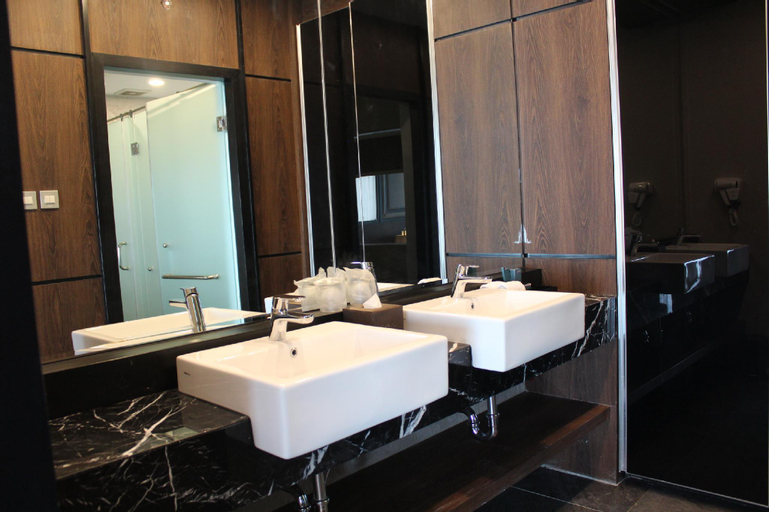 Bathroom 23