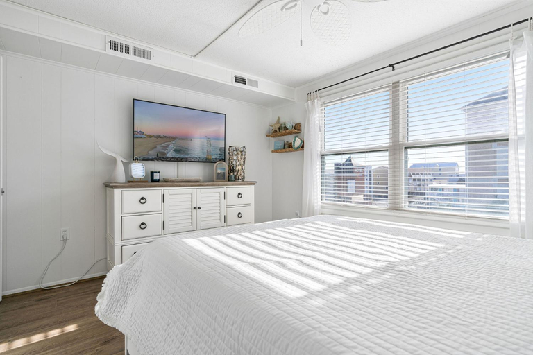 Others 5, Ocean Block Condo 100 Steps From the Beach, Worcester
