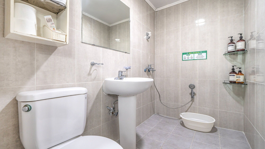 Bathroom 4, Chuncheon Dogandstay, Chuncheon