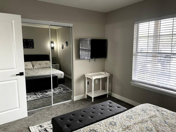 New Remodeled Luxury Condo By The Lake, No Stairs!, Taney