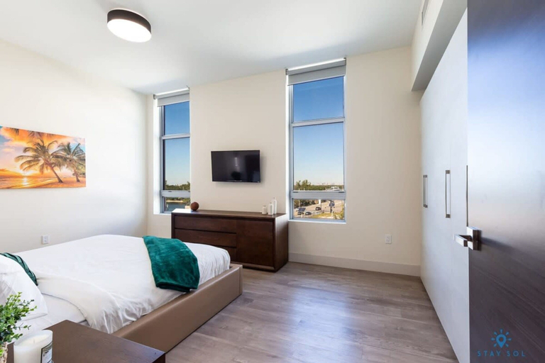Room 4, Best Stay Rooftop Pool Hollywood Beach Board Walk, Broward