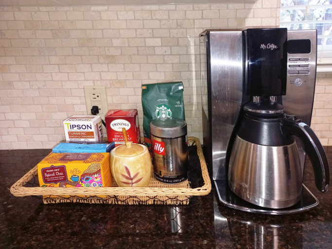 Others 3, Master Bedroom with King Bed-FREE-WiFi-Snack-Parkg in Relaxing Oasis, Hays
