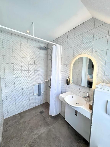 Bathroom 5, Ibis styles Sceaux Paris South, Hauts-de-Seine