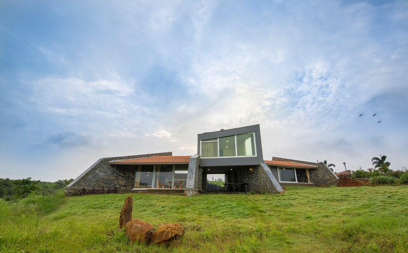 Stone House Bezze by StayVista with Lake view, Jacuzzi & Lawn - your perfect getaway, Nashik