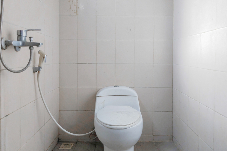 Bathroom 3, RedDoorz @ Hotel Padjajaran Tasikmalaya, Tasikmalaya