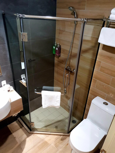 Bathroom 10