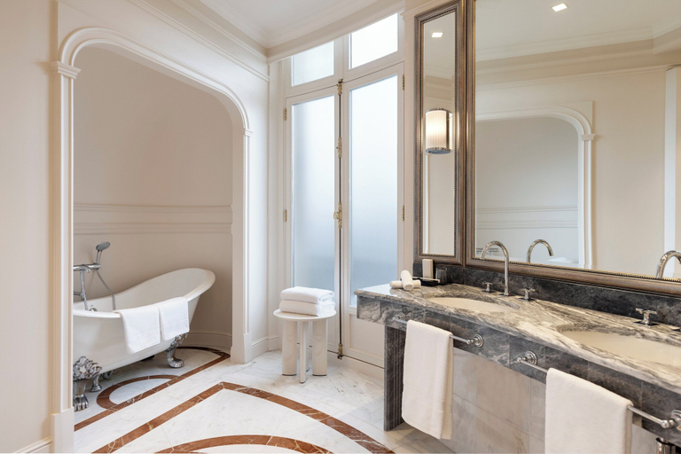 Bathroom 5, InterContinental Chantilly Chateau Mont Royal by IHG, Oise