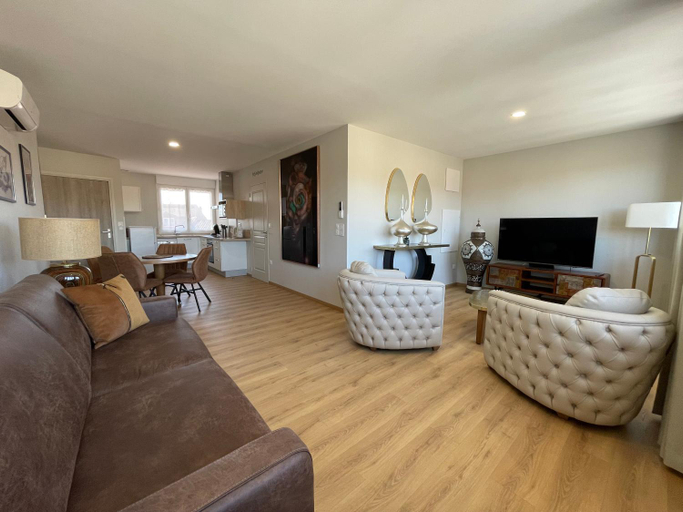 Shared lounge/TV area, YVES SAINT LAURENT/ COCO CHANEL, Tarn
