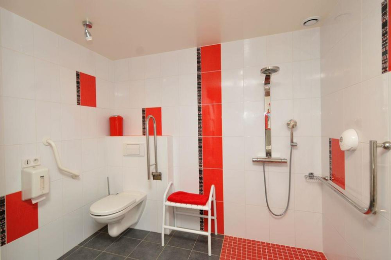 Bathroom 4, Logis Hotel Aux Tauzins, Landes