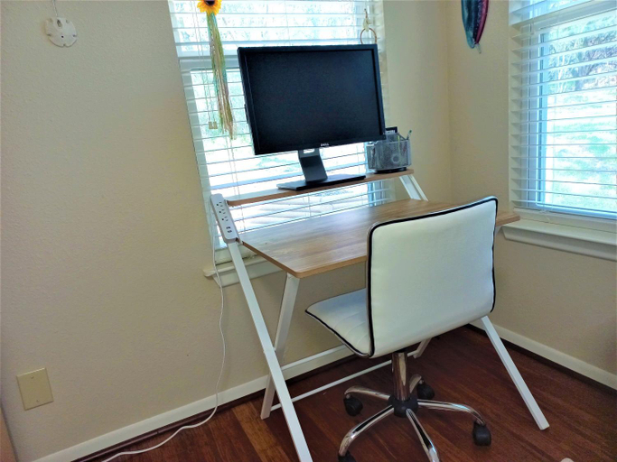 Others 2, Master Bedroom with King Bed-FREE-WiFi-Snack-Parkg in Relaxing Oasis, Hays