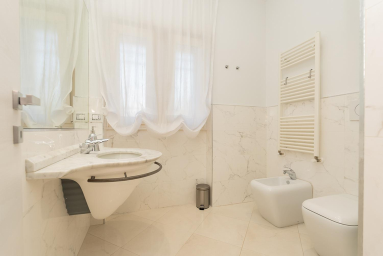 Others 4, Casa Torre di Specchio con Piscina, Bari
