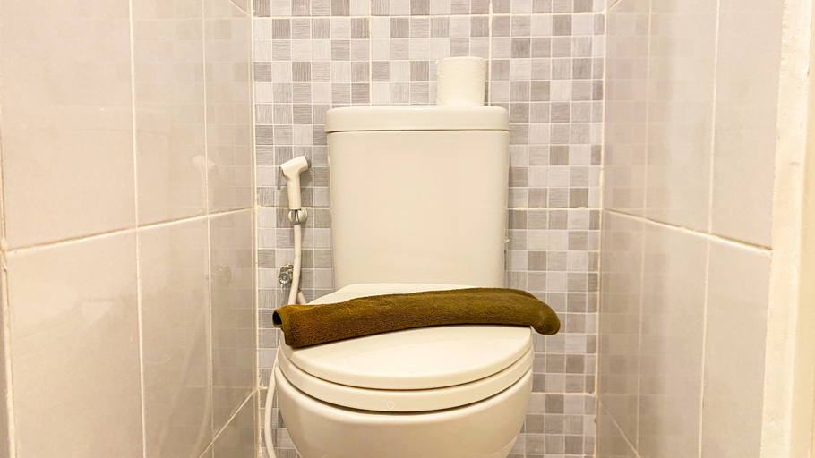 Bathroom 5, Cozy and Modern Look Studio Tokyo Riverside PIK 2 Apartment By Travelio, Tangerang